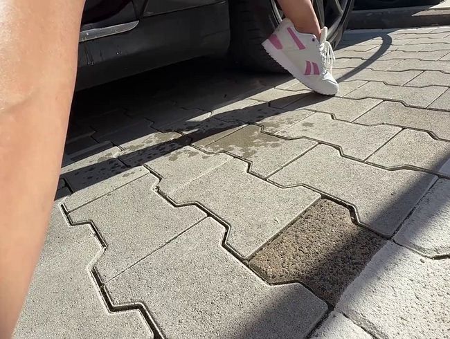 Download: KatherinePierce - Public Squirt im Auto !!!