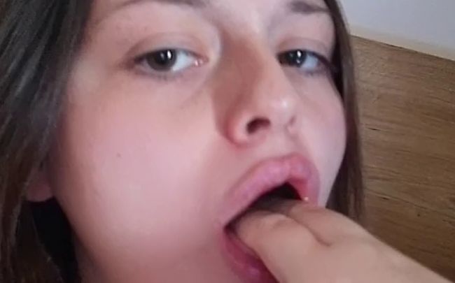 Download: KathiBabeX - Ich lutsch meine Finger wie deinen Schwanz