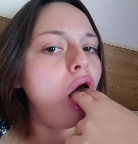 Download: KathiBabeX - Ich lutsch meine Finger wie deinen Schwanz