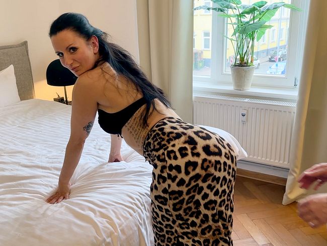 Download: KatiFrench - Stopf mir die MILF FOTZE! Nachbar spritzt die Soße rein…