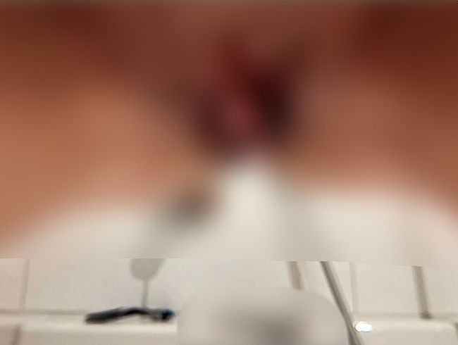 Download: Kati_Hot - kleines stoppeliges Fötzchen macht ein wenig Pipi, ganz nah ???