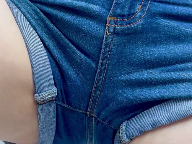 Download: Kati_Hot - in die Hotpants gepisst