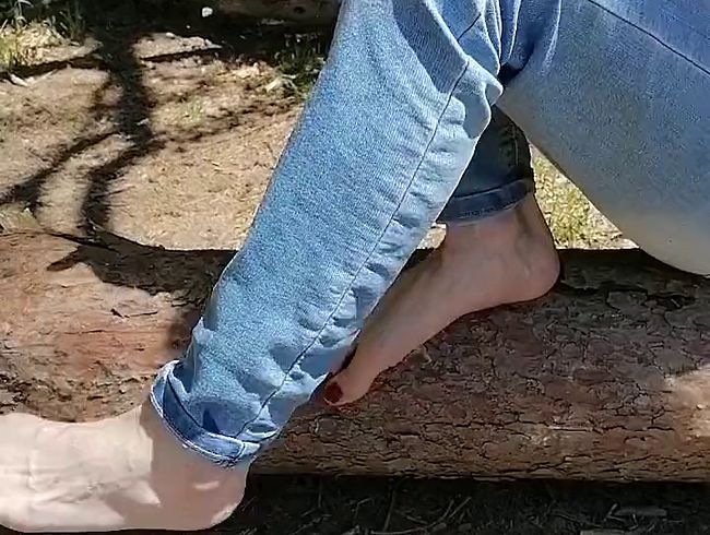 Download: Katrice2 - Sexy Füße in Action, am Waldrand... ??