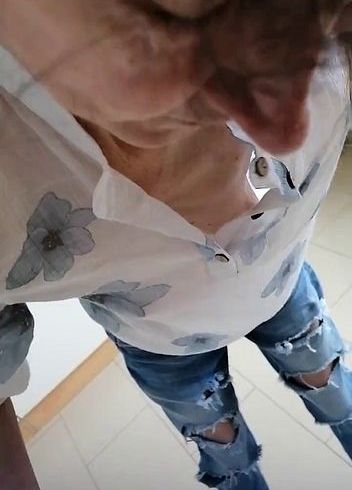 Download: Katrice2 - Heiße Einblicke bei der Hausarbeit...spontan gefilmt???