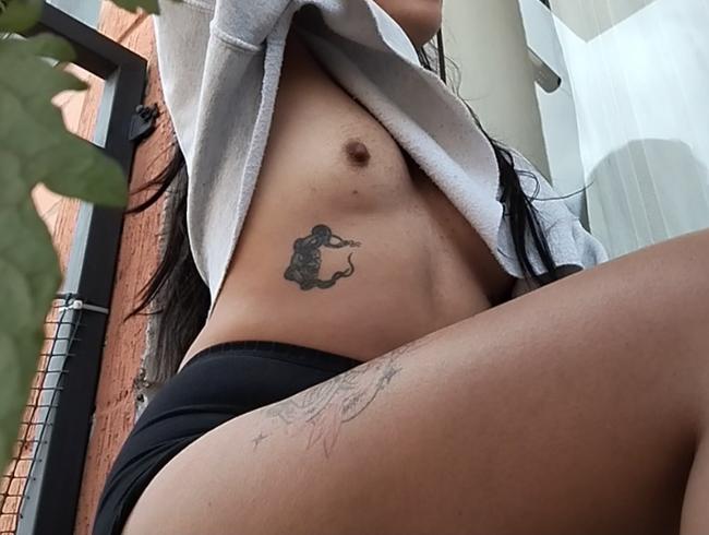 Download: KenyaKone - Ich zeige meinen Nachbarn beim Rauchen meine Titten