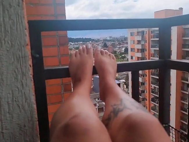 Download: KenyaKone - Ich zeige meine Füße auf einem anderen Balkon