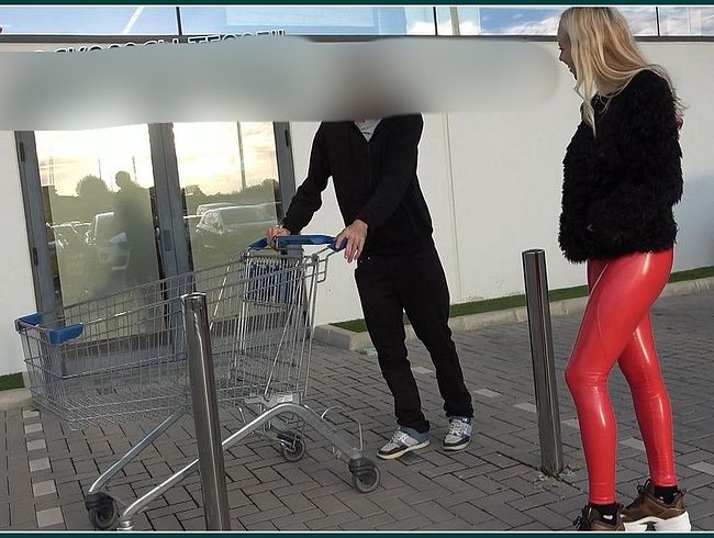 Download: KikiVega - LACKARSCH-TEASE!! Beim Einkaufen XXL-SCHWANZ abgeschleppt!