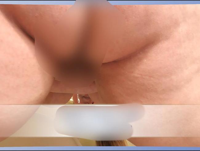 Download: KimberlyCaprice - Schön Doggy in die Toilette pinkeln