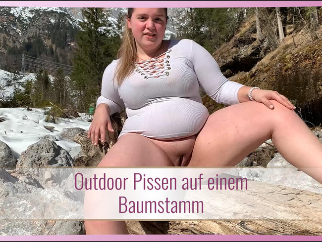 Download: KimberlyCaprice - Outdoor Pissen auf nem Baumstamm
