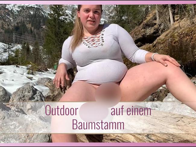 Download: KimberlyCaprice - Outdoor Pissen auf nem Baumstamm