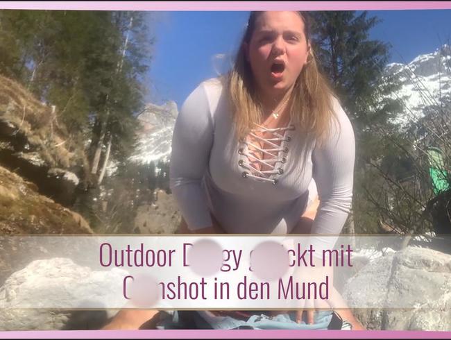 Download: KimberlyCaprice - Outdoor Doggy gefickt mit Cumshot in den Mund