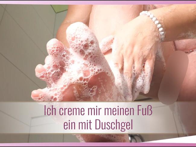 Download: KimberlyCaprice - Ich creme mir meinen Fuß ein mit Duschgel