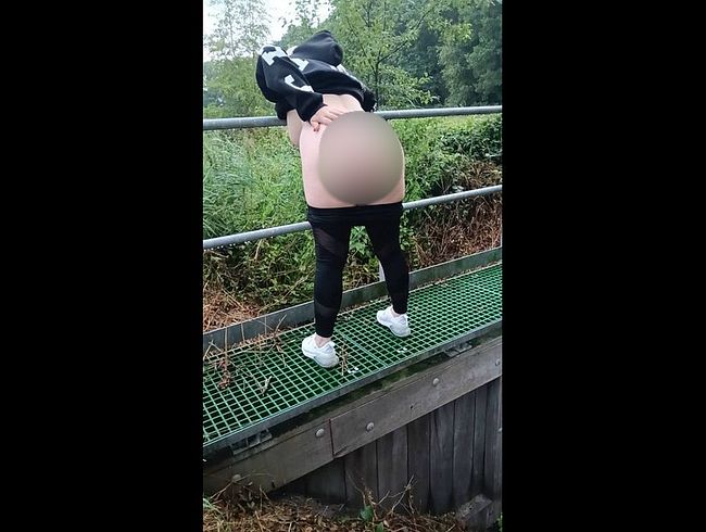 Download: Kinky_MissFeet48 - Forrest Dildofick und Pinkeln!!! In der Öffentlichkeit...so geil!!!!