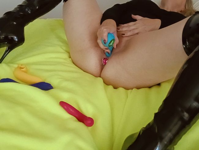 Download: Kinky_MissFeet48 - Dildo und Vibrator, buntes FICKEN mit Buttplug und zweimal fertig!!!