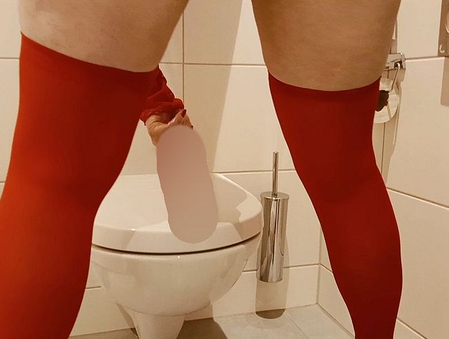 Download: Kinky_MissFeet48 - Ficksau in einem roten Schlampenoutfit fickt die Toilettenschüssel!! SEHR HOT!!!