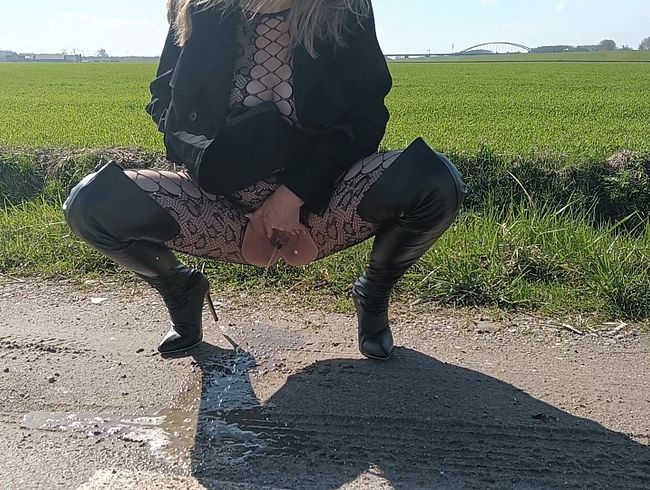 Download: Kinky_MissFeet48 - So geil, draußen zu PISSEN...Ich liebe es!!!