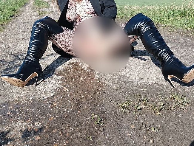 Download: Kinky_MissFeet48 - So geil, draußen zu PISSEN...Ich liebe es!!!