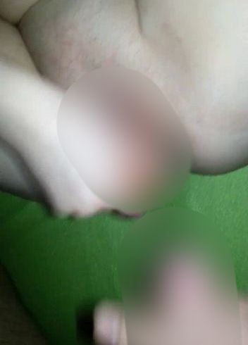 Download: Kinky_Toy_Couple - Ich füttere meine glitschige Muschi mit einer Karotte und mein Freund wichst dabei vor mir