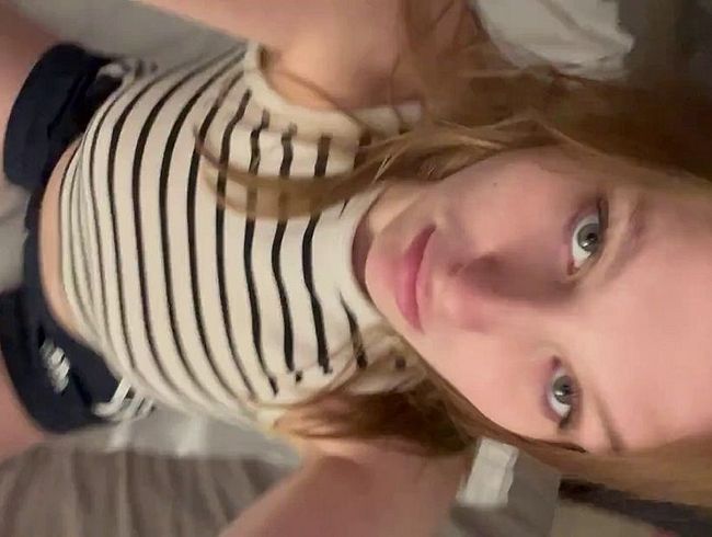 Download: KleineMaja - Zeige dir das erste mal meine Brüste und spiele an ihnen rum