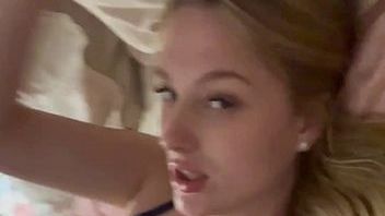 Download: KleineMaja - Ich FINGER zum ersten mal meine kleine enge Pussy für dich vor der Kamera