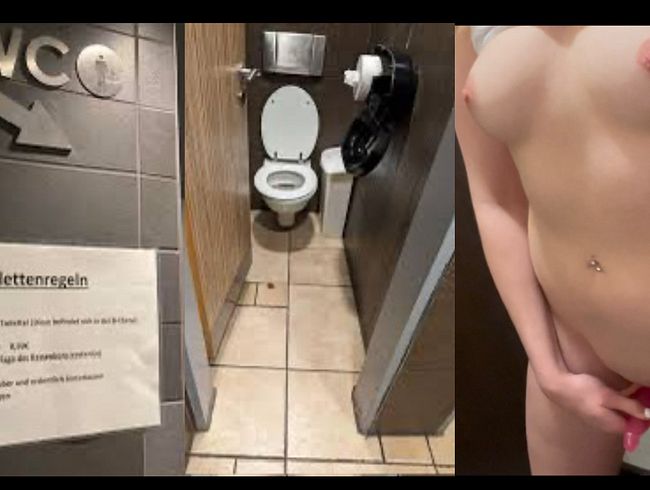 Download: KleineMaja - Ich schiebe mir auf dem WC einen Dildo in meine kleine Pussy während ich auf mein BURGER warte..