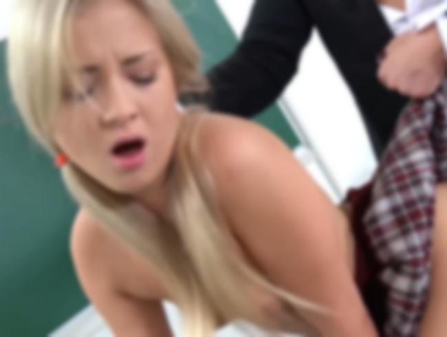 Download: KleineMiriam - Rektorschwanz durchlöchert meine Teenylöcher!!!