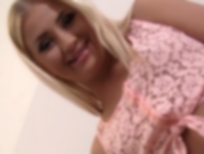 Download: KleineMiriam - Erst warm wichsen und dann den Schwanz ganz tief lutschen!