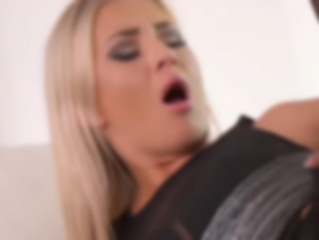 Download: KleineMiriam - In sexy Nylons abgefickt und meine geilen Füßchen besamt!