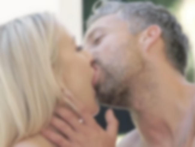 Download: KleineMiriam - Riesiger Langschwanz stößt bis zu meiner Gebärmutter durch!!!