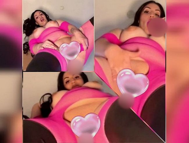 Download: Krisss234 - POV: Du liegst unter mir / Eine Milf mit riesigen Titten kommt mit einem Dildo und schaut auf deinen harten Schwanz