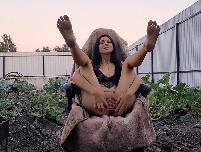 Download: KristinaSlut - Auf die Straße gepisst. Muschi spielen.Faust.