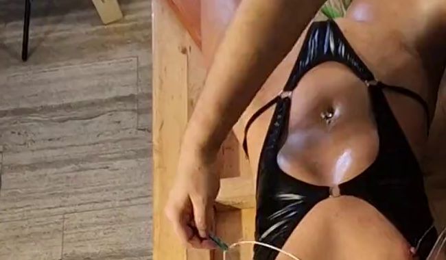 Download: KristyUndDerKeiler - Kristy kommt in den Genuss einer Kitzelfolter in ihrem schwarzen BDSM Body