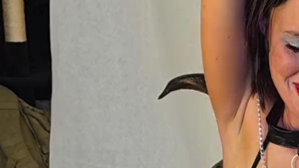 Download: KristyUndDerKeiler - Kristy im knappen schwarzen Leder Body auf dem Kitzelstuhl