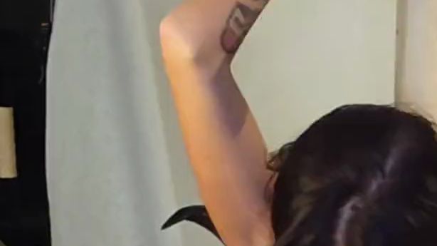 Download: KristyUndDerKeiler - Kristy in rosa-schwarzer Unterwäsche auf dem Kitzelstuhl