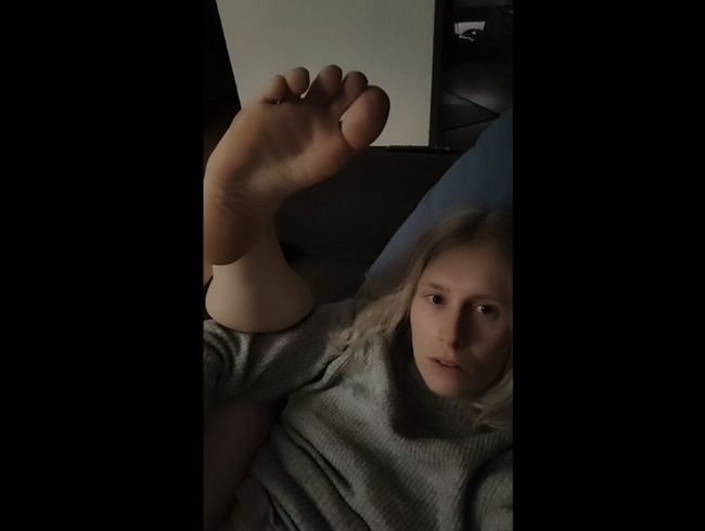 Download: La_Lou - Füße hoch und Pussy frei