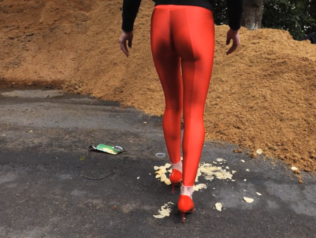 Download: Lady-Amy - Crushing - Chips crushing in roter Leggings und roten kaputten Heels