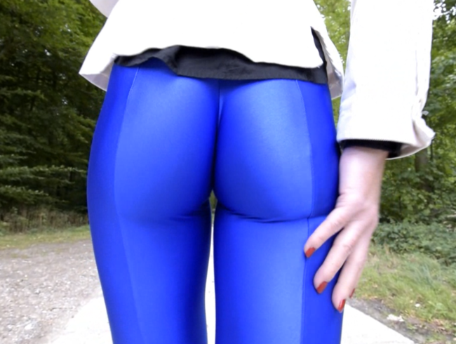 Download: Lady-Amy - blaue Leggings, geiler Arsch und Cameltoe - der Waldweg