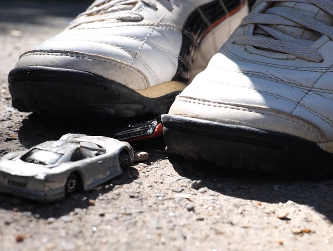 Download: Lady-Amy - Modellautos zertreten - car crushing - object crushing Userwunschvideo für Tobi