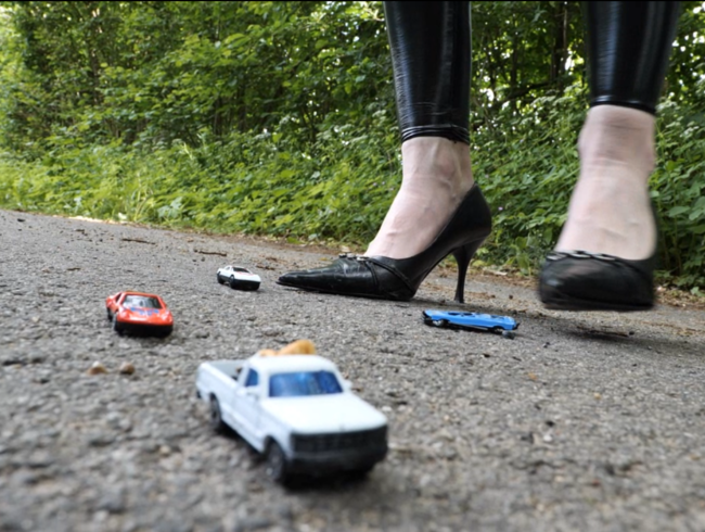Download: Lady-Amy - Abaschen auf den Autos, crushen der cars und kaputte Heels - Userwunschvideo