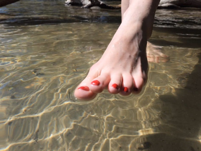 Download: Lady-Amy - Füße im See - Fußliebhaber kommen hier ins sabbern ... Nahaufnahmen meiner geilen Füße