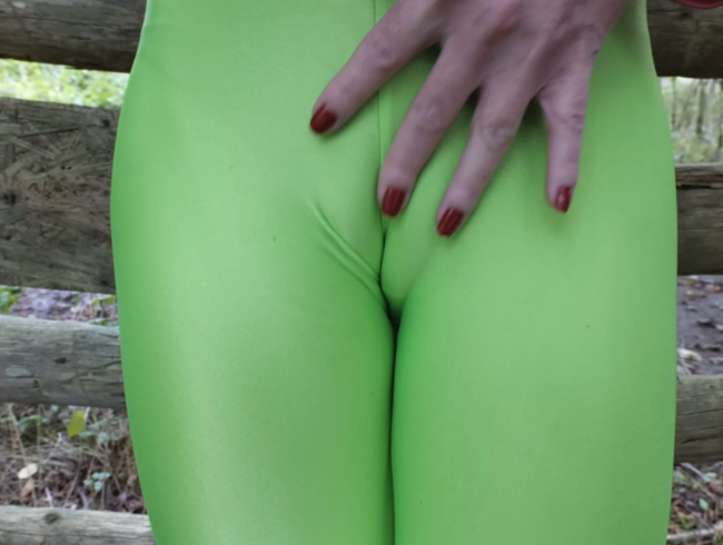 Download: Lady-Amy - Cameltoe am Wegesrand - geiler Arsch in Leggings