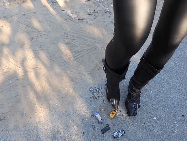 Download: Lady-Amy - Crushing mit alten Stiefeln - Tobis Autos werden platt getreten in geiler sexy Leggings