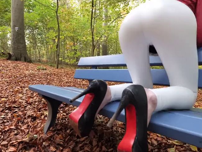 Download: Lady-Amy - Pumps im Herbstlaub - was macht Sie da auf der Bank im Wald ???