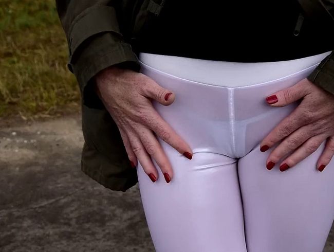 Download: Lady-Amy - Spaziergang in transparenten Leggings Teil 1 - schau mir beim gehen zu