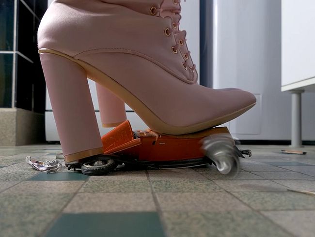 Download: Lady-Amy - Crushing - Hier zerstöre ich einen mir zugeschickten - ich zerstöre ihn komplett