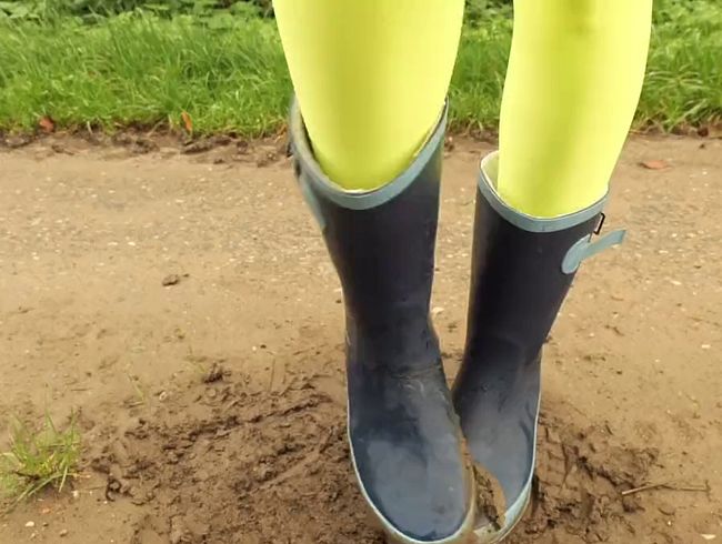 Download: Lady-Amy - Gummistiefel und Matsch - Hier spiele ich mit meinen Gummistiefeln im Matsch
