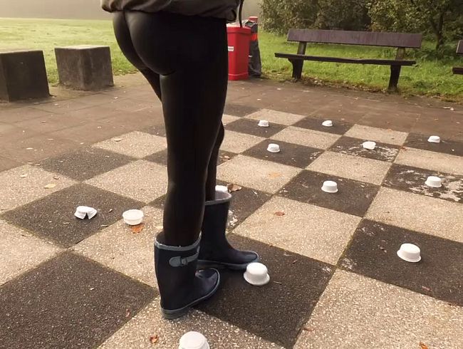 Download: Lady-Amy - Becher Crushing in Gummistiefel / Rubberboots - so geile Geräusche - Geräuscherlebnis pur