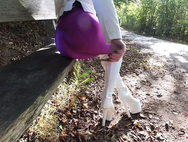 Download: Lady-Amy - kaputte weisse Overknees - mit lila Leggings auf der Rastbank