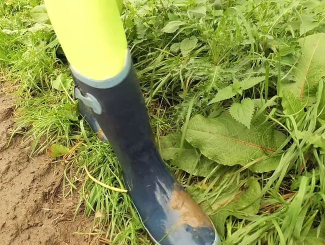 Download: Lady-Amy - Wellness in the grass - Ich mache meine Gummistiefel erst dreckig und dann wieder sauber Waschanlage