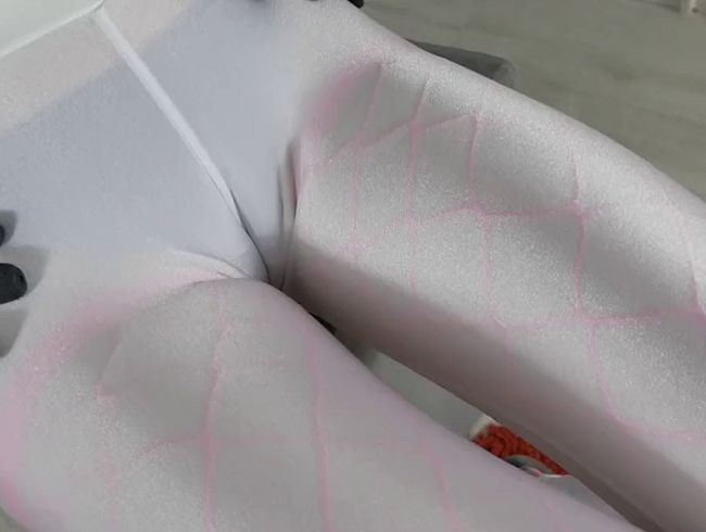 Download: Lady-Amy - Cameltoe und Po in weisser Leggings - transparente Leggings mit pinken Netzstrümpfen darunter